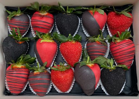 Black Strawberries, Black Dessert, Red Desserts, Red Quince, Chocolate Covered Strawberries Bouquet, Sweet Sixteen Birthday Party Ideas, Sweet 16 Themes, Black Strawberry, Sweet 16 Decorations