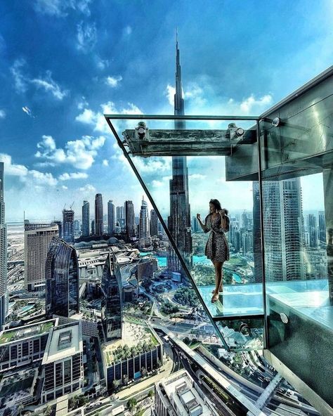 Sky View Dubai, Dubai Photography Ideas, Dubai Picture Ideas, Abu Dubai, View Tower, Dubai Photoshoot, Qatar Travel, Dubai Travel Guide, Dubai Video