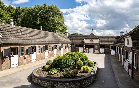 English Stable Yard, Small Equestrian Property, Equestrian Yard Ideas, Luxury Stables Exterior, Pretty Horse Stables, French Horse Stables, British Horse Stables, English Horse Stables, Fancy Horse Stables