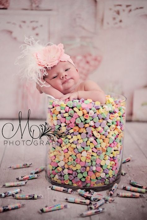 Valentines day newborn. #newbornphotography #candy #valentinesday Holiday Baby Pictures, Newborn Valentines, Valentines Baby Photos, Valentines Baby, Valentine Photo Shoot, Valentine Picture, Valentines Day Pictures, Newborn Baby Photoshoot, Valentines Day Baby