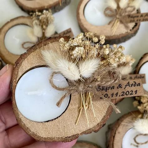 Natural Wedding Centerpieces, Diy Wedding Favors Cheap, Rustic Bridal Shower Favors, Log Candle Holders, Gold Wedding Favors, Inexpensive Wedding Favors, Log Candles, Rustic Winter Wedding, Edible Wedding Favors