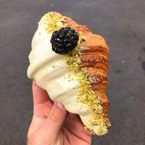 Candied Croissant, White Chocolate Pastry, Fancy Croissant, French Croissant Aesthetic, Croissant Ideas, White Chocolate Croissant, Pistachio Croissant Filling, Croissant Chocolate, Pistachio Croissant