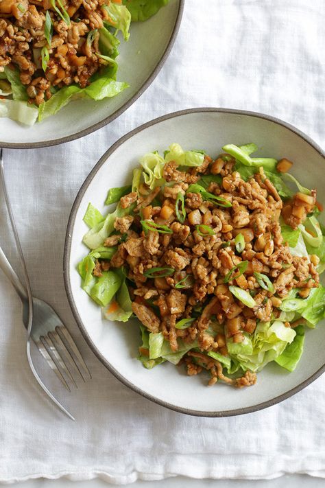 Rather than serving these Asian Chicken Lettuce Wraps as an appetizer, everything is served over a great big chopped salad! Light, quick and easy to make! Salat Wraps, Asian Chicken Lettuce Wraps, Asian Lettuce Wraps, Chicken Chopped Salad, Lettuce Wrap, Chicken Lettuce Wraps, Asian Chicken, Fit Food, Skinny Taste Recipes