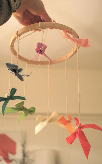 Diy Baby Mobile Tutorial, Baby Mobile Diy, Homemade Mobile, Ribbon Mobile, Diy Nursery Mobile, Nursery Mobiles, Mobile Diy, Origami Mobile, Crafting For Kids