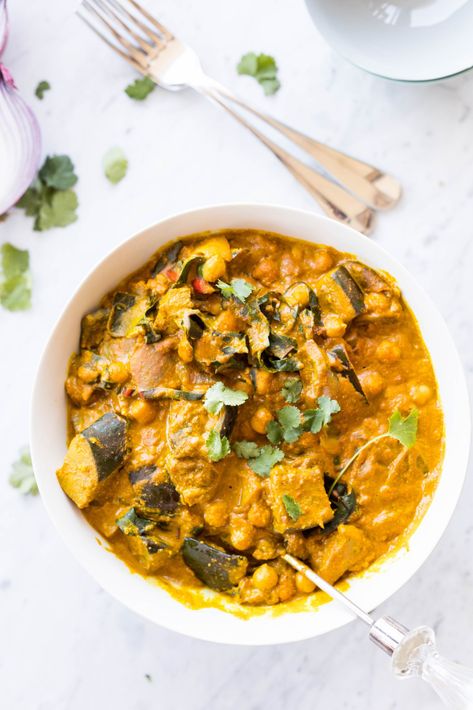 This Chickpea & Aubergine Curry Recipe is so satisfying & provides plenty of prebiotic fibre, antioxidant-rich vegetables, phytoestrogens & liver support Aubergine Curry, Eggplant Curry, Healthy Carbs, Liver Support, Vegan Curry, Chickpea Recipes, Chickpea Curry, Eggplant Recipes, So Satisfying