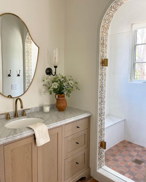 Mediterranean Vanity Bathroom, Spanish Coastal Bathroom, Mexico Bathroom Ideas, Spanish Revival Modern, Mediterranean Powder Room Ideas, Modern Spanish Bathroom, Spanish Revival Bathroom, Hacienda Bathroom, Talavera Bathroom