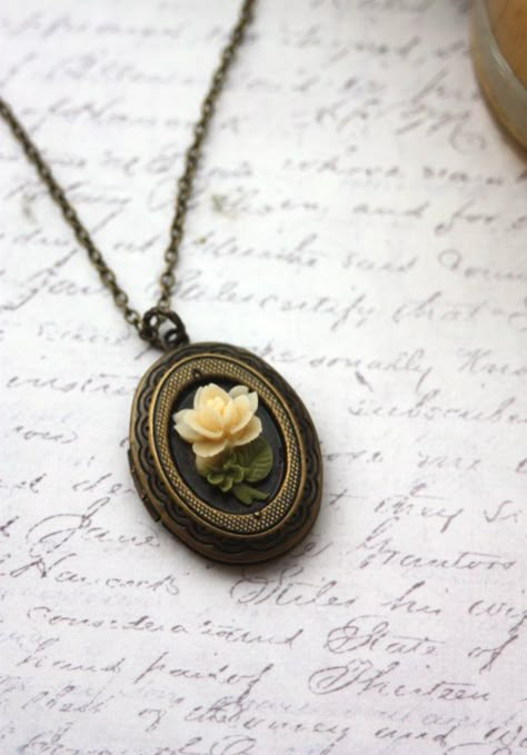 Estilo Hippy, Oval Locket, Flower Nature, Mellow Yellow, Locket Necklace, Pretty Jewellery, Cute Jewelry, Rose Flower, A Flower