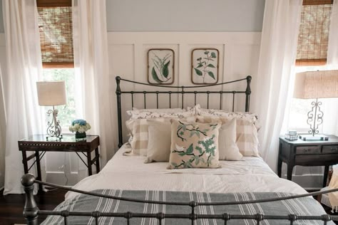 Layer on the neutrals | Season one of Home Town is officially over, which means we’ll have to get our weekly fix of Mississippi’s cutest home reno couple, hosts Erin and Ben Napier, in other ways. Here are 6 of their best decorating tricks from you can steal for your own house. Home Town Hgtv, Wallpaper Colour, Erin Napier, Country Bedroom, Bedroom Remodel, Dreamy Bedrooms, Spare Bedroom, Remodel Bedroom, Farmhouse Bedroom