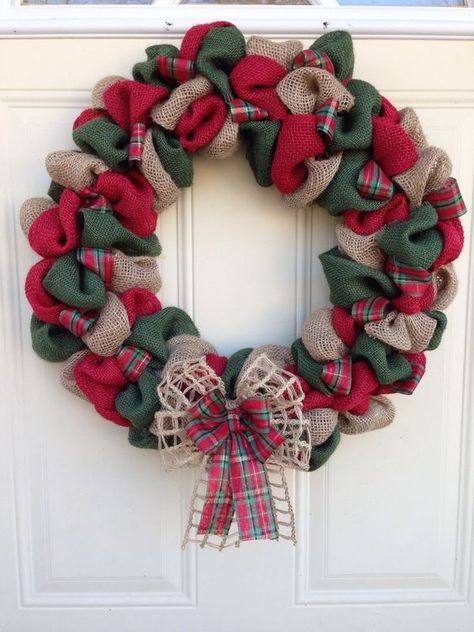 Burlap Christmas Decorations, Christmas Burlap Wreath, Couronne Diy, Christmas Burlap, Rustic Christmas Wreath, Burlap Christmas Wreath, Farmhouse Ornaments, Christmas Decorations Wreaths, Burlap Crafts