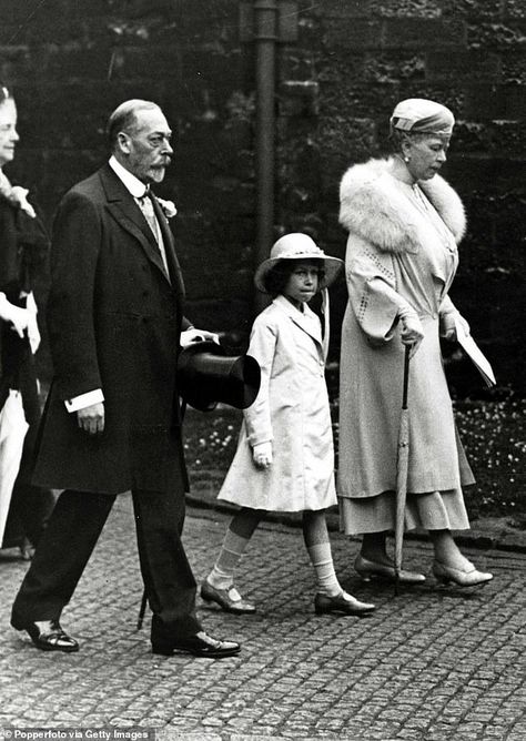 Queen grandfather King George V was EUTHANISED | Daily Mail Online Windsor Family, Princesa Real, Royal History, Queen Mum, English Royal Family, King George V, Reine Elizabeth Ii, Hm The Queen, Royal Family England