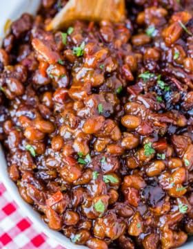 Rich and saucy baked beans are the perfect summer BBQ side dish. The BEST baked beans recipe has molasses, peppers, onions, and of course bacon. But the real secret isn't in the ingredients at all. #sidedish #bakedbeans #recipe #sidedishrecipe #beans #bbqsidedish Chili Recipe With Baked Beans, Recipe With Baked Beans, Baked Bean Chili Recipe, Best Baked Beans Recipe, Sweet Chili Recipe, The Best Baked Beans, Homemade Baked Beans Recipe, Simple Baked Beans Recipe, Summer Bbq Side Dishes