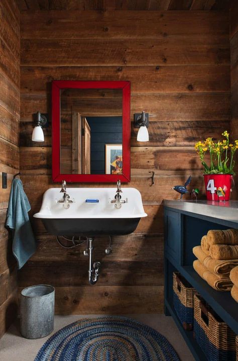 rustic-mountain-bathroom Small Rustic Bathroom, Mountain House Design, Farm Bedroom, Micro Cabin, Cabin Vibes, Cabin Bathrooms, Vintage Cabin, Cabin Interiors, Cabin Living