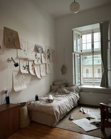 Bedroom Artist, Student Flat, Moody Style, Small Dorm Room, Small Dorm, Dorm Room Decorating, Artist Bedroom, Wall Art Drawing, Student Apartment