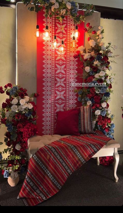 Turkish Mehendi Decor, Henna Backdrop Ideas, Henna Decoration Party, Henna Backdrop, Yalda Night Ideas Decor, Henna Party Ideas, Henna Party Decorations, Henna Night Decoration, Traditional Indian Backdrop Decor