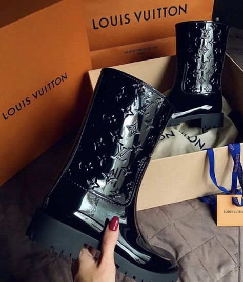 M I C H E A L L A✨ on Twitter: "louis vuitton rain boots… " Botas Louis Vuitton, Louis Vuitton Rain Boots, Louis Vuttion, Louis Vuitton Heels, Louis Vuitton Shoes Sneakers, Louis Vuitton Shoes Heels, Louie Vuitton, Mode Tips, Mens Bags Fashion