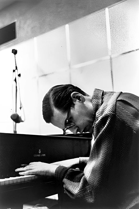 ANGELAALLEN - Pianist Bill Evans during rehearsals at the... Bill Evans, Minimal Abstract, Dark Knight, Picture Wall, Photo Studio, Discover Yourself, Express Yourself, A Place, Tumblr