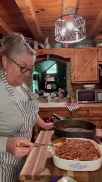 Pizza Casserole! And old dish my kids were raised on .. Hope y’all enjoy ♥️Nan | By Farm Cooking with Nan | Facebook Nan Pizza, Nan Recipe, Cooking With Nan, Farm Cooking, Oven Meals, Pizza Casserole, Casseroles, Pasta Recipes, Oven