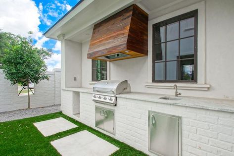 White Brick Outdoor Kitchen with Reclaimed Wood Plank Hood - Transitional - Kitchen Small Outdoor Kitchen With Fireplace, Backyard Decking, Brick Outdoor Kitchen, Grilling Porch, Concrete Outdoor Kitchen, Kitchen Hood Design, Vista House, Outdoor Kitchen Countertops, Kitchen Hood