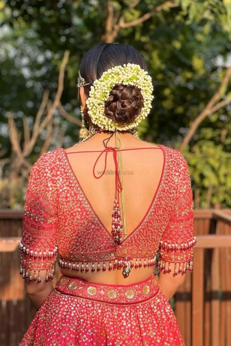 Introducing Gajra Bridal Hairstyles for Brides. #weddingbazaar #indianwedding #bridalhairstyle #gajrahairstylebuns #gajrahairstylebunopen #gajrahairstylesarees #gajrahairstylebunsindianwedding #gajrahairstyleopenhair #gajrahairstylemograflowers #gajrahairstylesouthindian #gajrahairstylebridal #gajrahairstyleopensouthindian #gajrahairstylebunsbridal #gajrahairstyle #gajrahairstyleopenhair #gajrahairstylebraids #gajrahairstylebunsvideo #gajrahairstylebunsroses #mograhairstyle #bunhairstyle Lengha Blouse Designs, Lace Blouse Design, Latest Blouse Designs Pattern, New Saree Blouse Designs, Lehenga Designs Simple, Traditional Blouse Designs, Latest Model Blouse Designs, Lehenga Blouse Designs, Fashionable Saree Blouse Designs