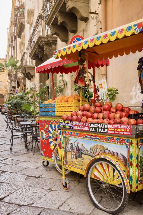 Italian Street Market, Sicilian Street Food, Summer Market Aesthetic, Lemon Sicily, Sicilian Summer, Italian Market Aesthetic, Fruit Market, Fruit Stand, Sicilian Decor