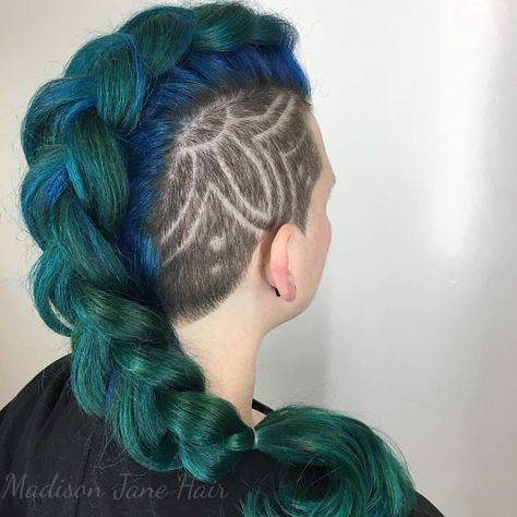 . Double Side Shave, Eccentric Hairstyles, Mohawk Designs, Mermaid Colours, Braid Mohawk, Shaved Heads, Undercut Designs, Half Shaved Hair, Shaved Hair Designs