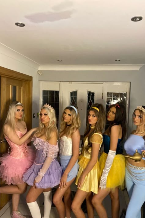 24 Group Halloween Costumes You Should Try With Friends - Its Claudia G Disney Princess Costume Party, Carnevale Outfit Ideas, Disney Princess Halloween Costumes Group, Halloween Outfits Group, Disney Princess Halloween Costumes, Disney Princess Halloween, Teenage Halloween Costumes, Princess Halloween, Cute Group Halloween Costumes