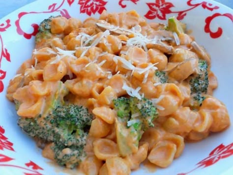 Pasta House Pasta Con Broccoli (Actual Recipe) from Food.com: This is the acutal recipe (not a copycat) as posted on their website and as printed in the St. Louis Post Dispatch.  This is so yummy and is a St. Louis tradition.  This recipe serves 2, so feel free to double or triple it to feed your family.  Serve as a main dish (as they do) with a Pasta House Salad on the s... Pasta House Pasta Con Broccoli, Pasta Con Broccoli, Pasta House, Pasta Food Recipes, Pasta Al Pesto, Pasta Food, Stuffed Pasta Shells, Broccoli Recipes, Pasta Dish