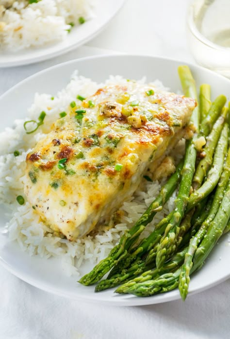 Garlic Parmesan Halibut Parmesan Halibut, Baked Halibut, Best Fish Recipes, Halibut Recipes, Fish Recipes Healthy, Fish Dinner, Healthy Fish, Seafood Dinner, Garlic Parmesan