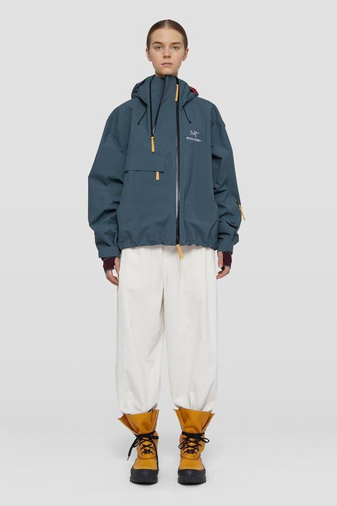 成就戶外極簡美學，Jil Sander x Arc’teryx 聯乘系列 - The Femin Pola Jaket, Arcteryx Women, Arcteryx Jacket, Jill Sander, Hiking Outfits, Jackets Women, Activewear Fashion, Fashion Catalogue, Fall Winter Collection