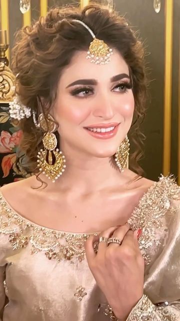 Bridal Hair Decorations Wedding Ideas, Pakistani Hairstyles Party Simple, Bride Pictures Ideas, Pakistani Bride Hairstyle, Nikkah Makeup, Pakistani Hair, Pakistani Makeup Looks, Girls Party Hairstyles, Engagement Hairstyle