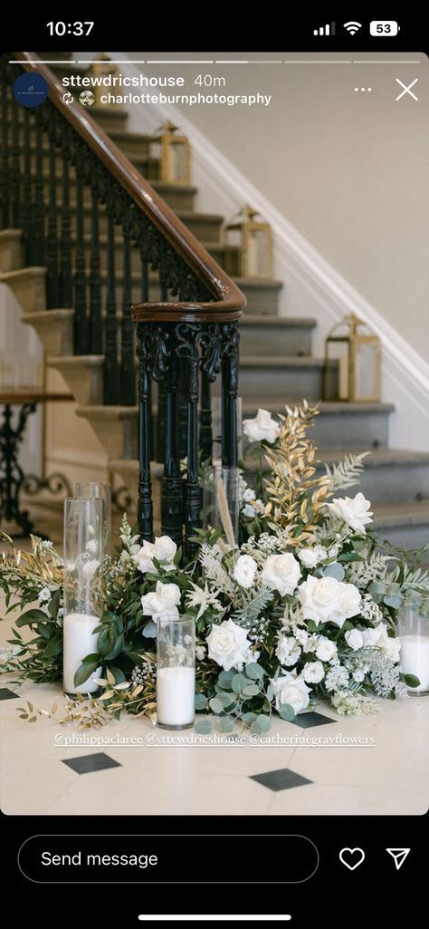 Wedding Stairs Decoration Staircases, Grand Staircase Wedding Decor, Wedding Staircase Decoration Simple, Wedding Stairs Decoration, Staircase Wedding Decor, Wedding Staircase Decoration, Staircase Wedding, Wedding Stairs, Staircase Decoration