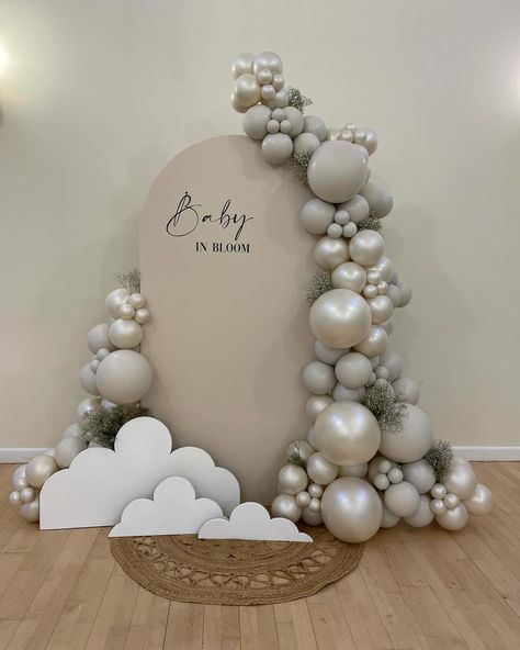 Aqiqah Decoration Simple, Simple Baby Shower Decorations, Baby Shower Simple, Baby Shower Balloon Decorations, Birthday Decorations At Home, Classy Baby Shower, Birthday Room Decorations, Baby Shower Theme Decorations, White Baby Showers