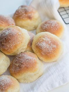 Quick Cottage Cheese Buns, they would make a perfect breakfast. Just in under 30 minutes you can be having those pillow soft buns Cottage Cheese Buns, Recipes Russian, Homemade Brioche, Cheese Buns, Cottage Cheese Pancakes, Cheese Pancakes, Cottage Cheese Recipes, Sweet Buns, Bun Recipe