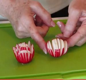 Making roses from radish can be a good idea to decorate and garnish for food. The roses make food beautiful and colorful and make an impressive presentation. Betty shows how to make radish roses. Radish Roses, Budget Food Shopping, Roses Video, Making Roses, Radish Flowers, Beautiful Food Presentation, Food Garnish, Vegetable Tray, Fruit And Vegetable Carving