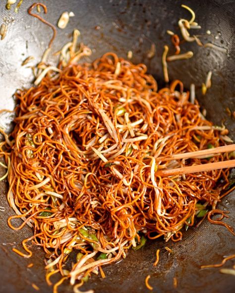 Cantonese Noodles, Stir Fried Noodles, Fried Noodles Recipe, Vegan Chinese, Homemade Chinese Food, Asian Noodle Recipes, Quick Dishes, Stir Fry Noodles, Fried Noodles