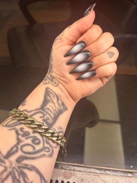 Airbrush aura nails How To Aura Nails, Black Aura Nails Almond, Airbrush Nail Designs Black, Halloween Airbrush Nails, Black And White Aura, Dark Aura Nails, White Aura Nails, Goth Aura Nails, Stilleto Aura Nails