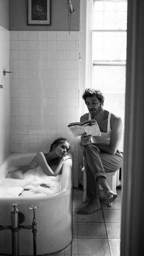 Bath Tub Romantic Couples, Rooksgrave Manor, Couple Bathtub Aesthetic, Bath Tub Aesthetic, Couples Bathtub, Bath Couple, Couples Vintage, Foto Art, Couple Shoot