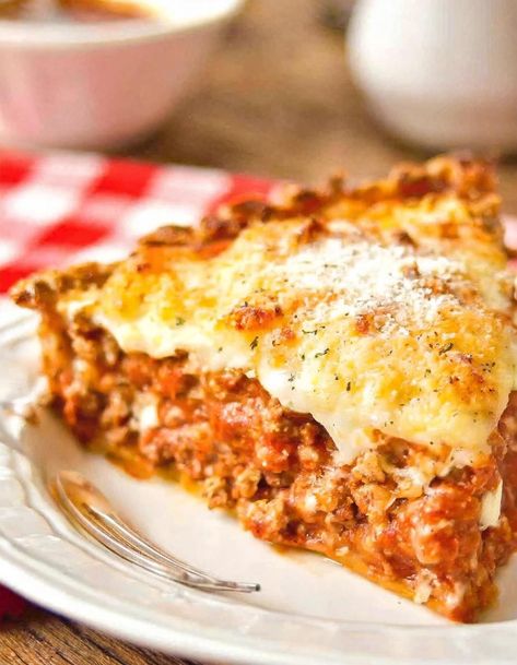 Meat Lovers Pizza Casserole Hearty Pizza Casserole Pie, Potluck Italian Dishes, Pizza Casserole Pie, Meat Lovers Pizza Casserole, Cassarole Meals, Beef Recepies, Meat Feast Pizza, Freezer Casseroles, Mexican Casseroles