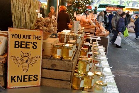 Cute Farmers Market Booth, Fall Festival Party, Farmers Market Stand, Farmers Market Booth, Farmers Market Display, Pta School, Bee Shop, Market Stands, Honey Shop