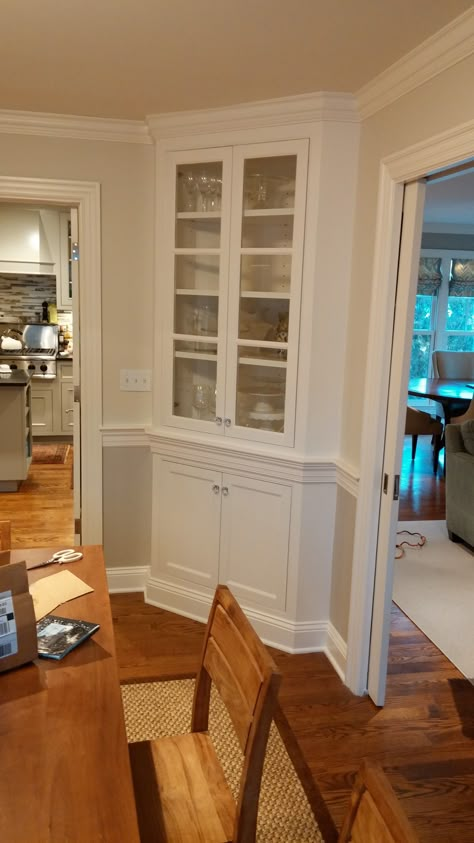 corner cupboard Corner Dining Cabinet, Corner Ideas For Dining Room, Corner Glass Cabinet Kitchen, Corner Cabinet Ideas Dining, Built In Corner China Cabinet, Built In Corner Cabinet Dining Room, Dining Room Corner Cabinet, Built In Hutch Dining Room, Large Corner Cabinet