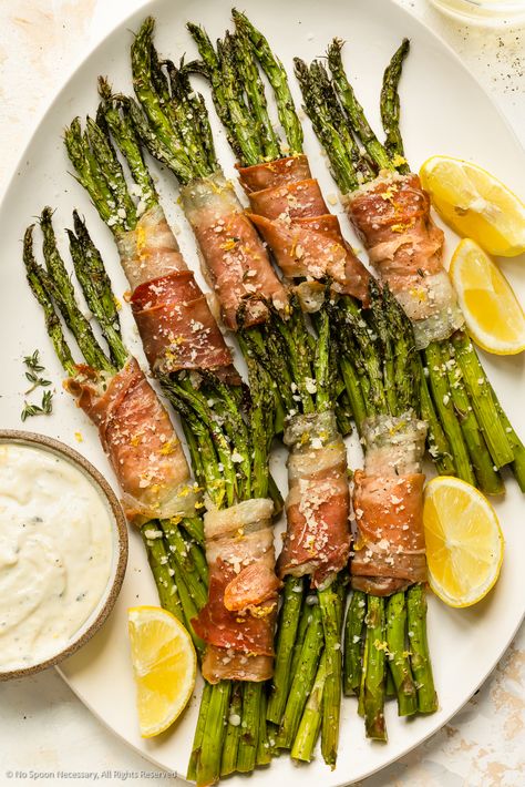 Overhead photo of asparagus prosciutto bundles with mayonnaise sauce for dipping on a white platter. Proscuitto Wrapped Asparagus, Asparagus Wrapped In Prosciutto, Asparagus And Prosciutto, Asparagus Appetizer, Prosciutto Recipe, Steak Dinner Sides, Prosciutto Asparagus, Asparagus Wraps, Prosciutto Recipes