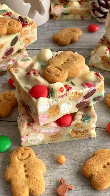 Gingerbread Rocky Road, Rocky Road White Chocolate, Christmas Bakes Easy, Christmas Traybake Ideas, Christmas Rocky Road White Chocolate, Christmas Marshmallows Ideas, Mini Christmas Deserts, Christmas Treats With Marshmallows, Christmas Brownie Ideas