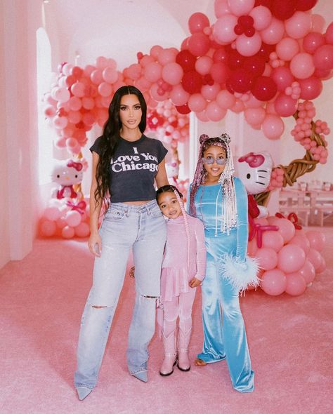 Being A Single Mom, Kim Kardashian And North, Kim Kardashian Family, Kim And North, Jenner Kids, Rihanna Street Style, African Bridal Dress, Hello Kitty Birthday Party, La Outfits