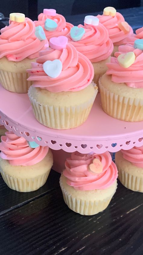 Cute Pink Cupcake Ideas, Pretty Pink Desserts, Valentines Cupcakes Aesthetic, Cute Cupcake Ideas Aesthetic, Candy Heart Cupcakes, Pink Heart Cupcakes, Valentines Cupcakes Decoration Easy, Valentine Themed Cupcakes, Valentine S Day Cupcakes