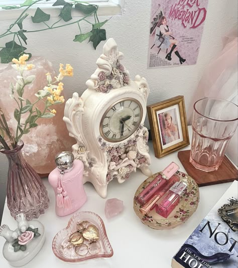 Vintage Bedside Table Ideas, Bedside Table Pink, Coquette Desk Setup, Coquette Bedside Table, Cute Nightstand Decor, Coquette Nightstand, Coquette Trinkets, Desk Coquette, Classy Bedside Table