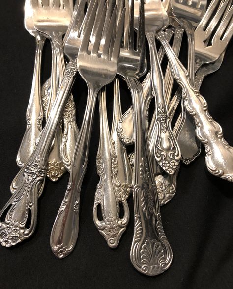 Vintage Silverware Patterns, Cute Forks And Spoons, Mismatched Flatware, Vintage Cutlery Aesthetic, Fork Aesthetics, Wedding Silverware Ideas, Mismatched Cutlery, Pretty Cutlery, Mismatched Silverware