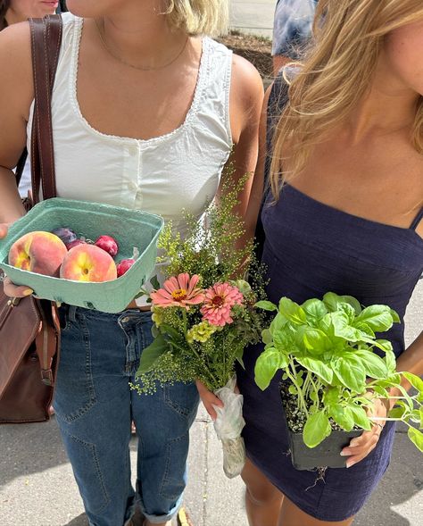 farmers market 💐🍑🧃 Farmers Market Photoshoot, Sacral Authority, Farmers Market Fashion, Market Photoshoot, Farmers Market Aesthetic, Indigo Luna, Farmers Market Outfit, Fall Vision Board, Market Aesthetic