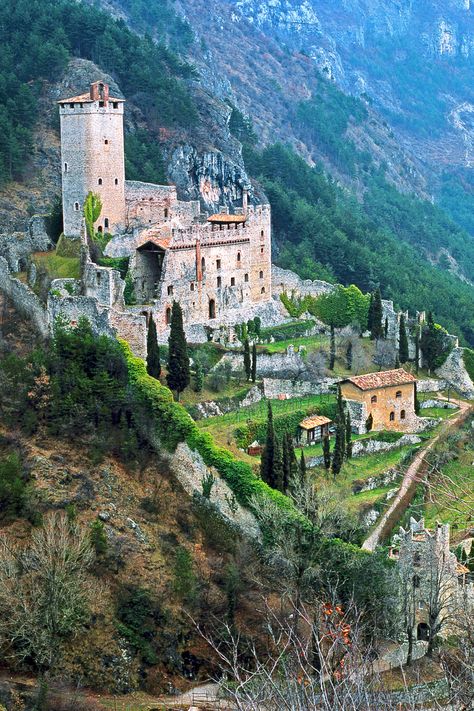 15 Magical Castles in Tuscany Italy You May Not Have Heard of Castles In Tuscany, Tuscany Italy Aesthetic, Castles In Italy, Tuscany Italy Countryside, Italian Castles, Castles Around The World, Tuscan Castle, Montalcino Italy, Castle Italy