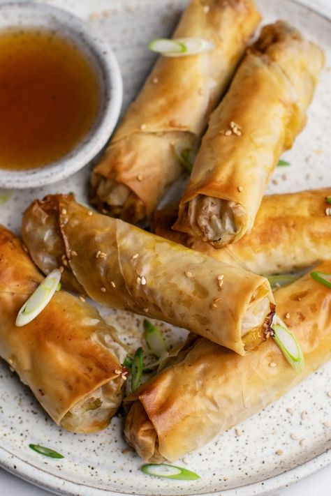 Healthy Spring Rolls, Baked Spring Rolls, Veggie Spring Rolls, Vegetable Spring Rolls, Spring Roll Recipe, Egg Roll Recipes, Party Appetizers Easy, Spring Roll, Baked Vegetables