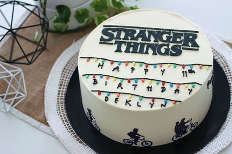 Gateau Stranger Things, Tarta Stranger Things, Stranger Things Cakes, Stranger Things Cake Ideas, Bolo Stranger Things, Stranger Things Birthday Cake, Stranger Things Cake, Stranger Things Halloween Party, Birth Cakes